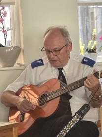 Per-Göran Gniste, kårledare för Frälsningsarmén i Varberg, höll i lovsång utifrån Frälsningsarméns sångbok.