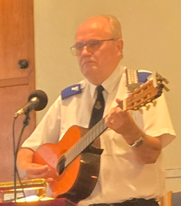Göran Gniste, kårledare för Frälsningsarmén i Varberg, höll i lovsång och delade ord från Bibeln